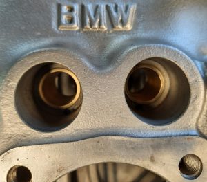 Removal and installation of tappet guide bushings