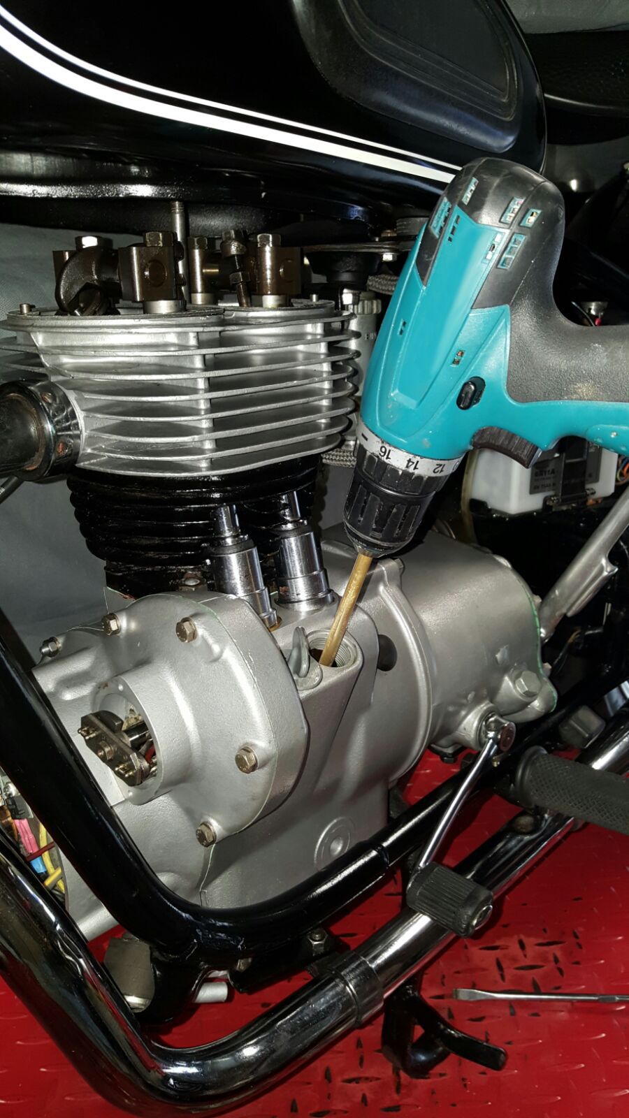 Checking R27 oil pump