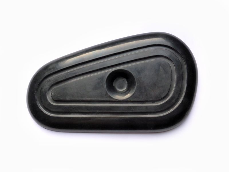 Knee pad on fuel tank RH, R25/3