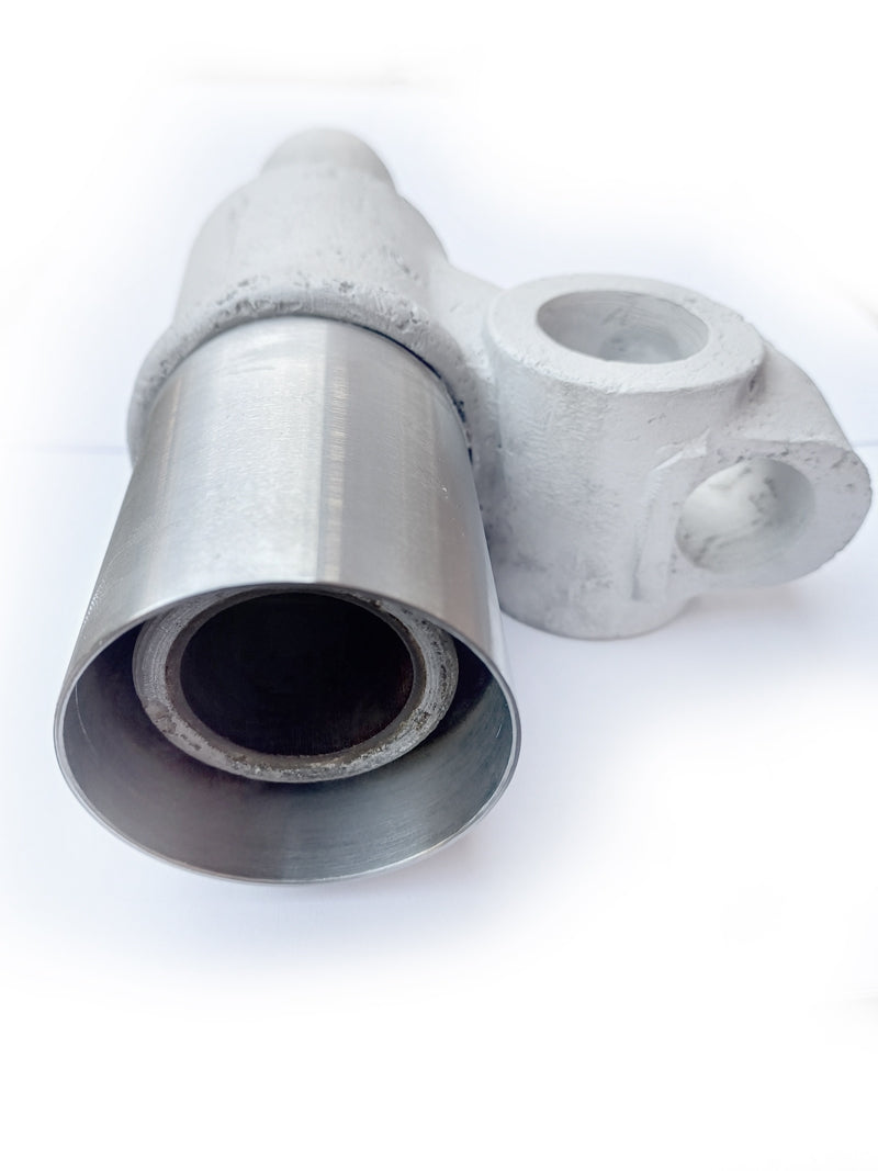 Service: replacement of grease cover on axle holder