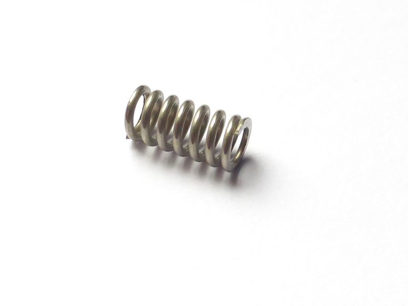 Pressure spring in cable retainer