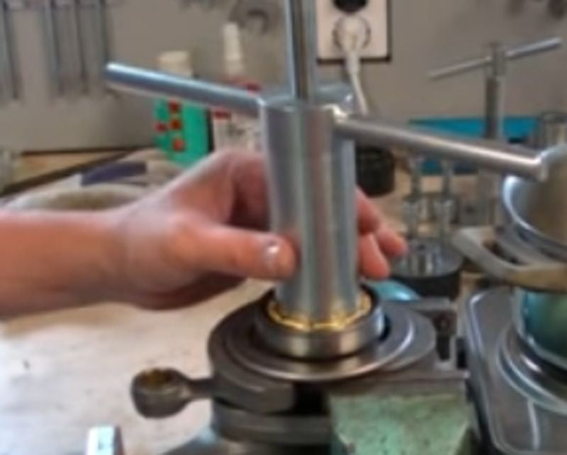 Knurled nut for pressing rear crankshaft bearing