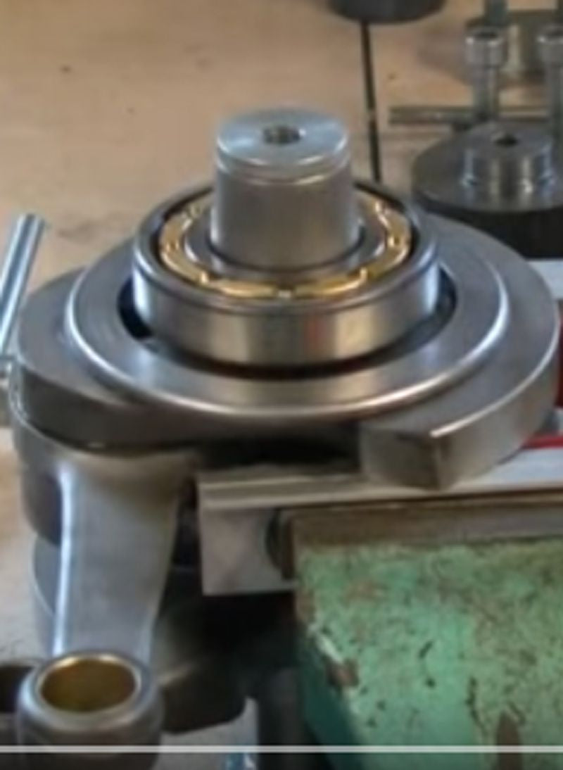Knurled nut for pressing rear crankshaft bearing